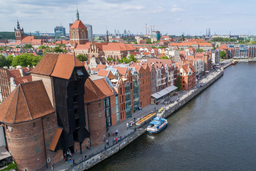 Widok z góry na panoramę Gdańska z zabytkowym Żurawiem